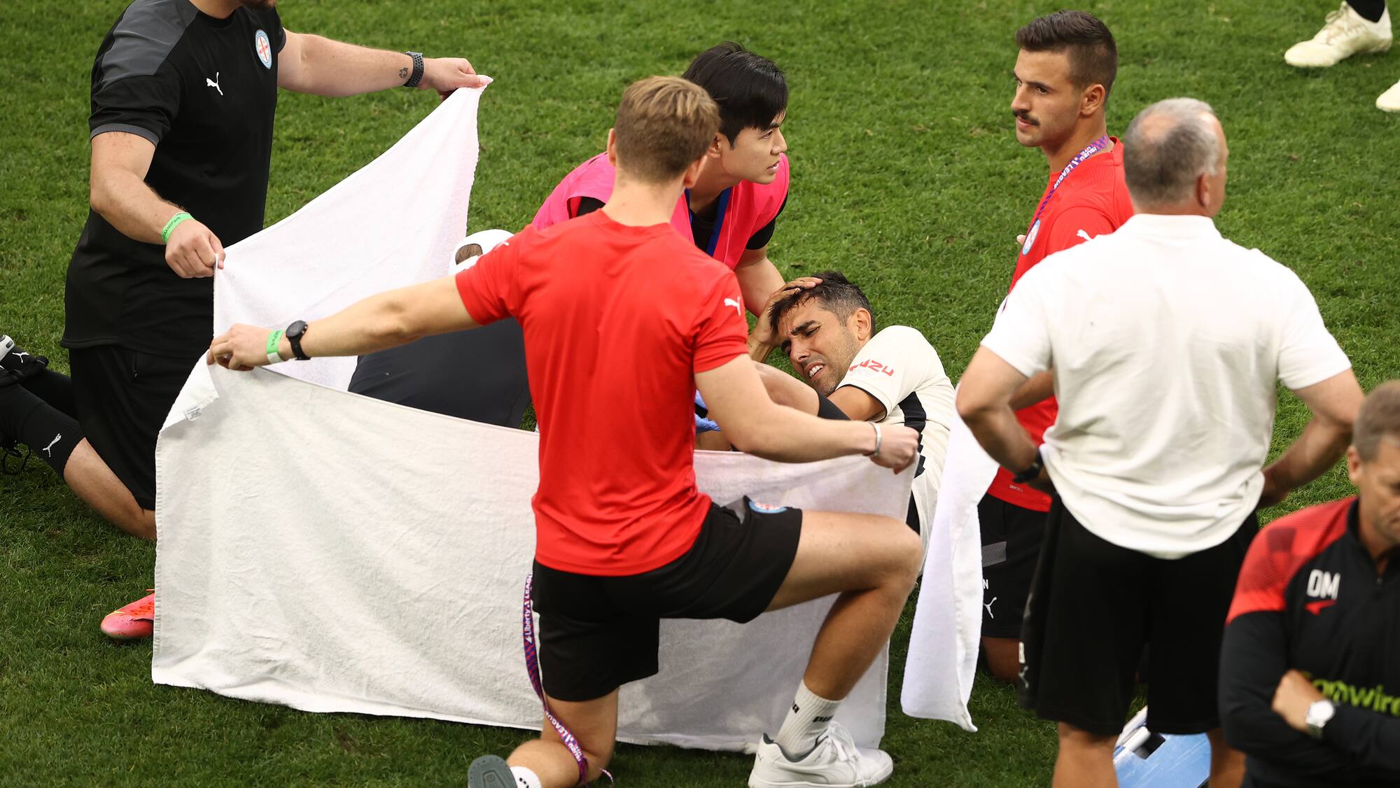 Fussball Spieler In Australien Liegt 13 Minuten Mit Beinbruch Auf Platz fussball-spieler-in-australien-liegt-13-minuten-mit-beinbruch-auf-platz