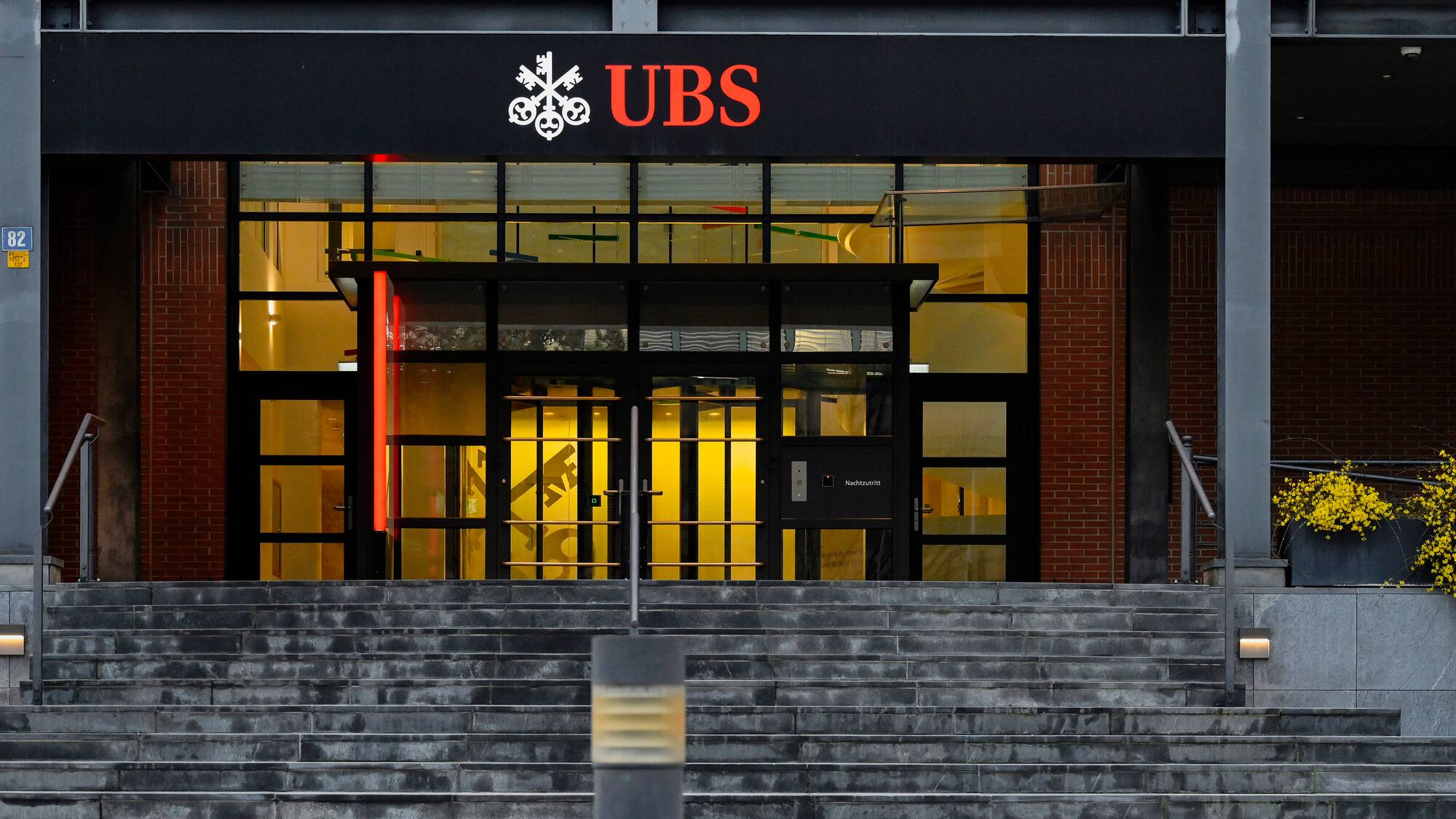Trotz Milliardengewinn Die UBSAktie fällt ins Minus Blick