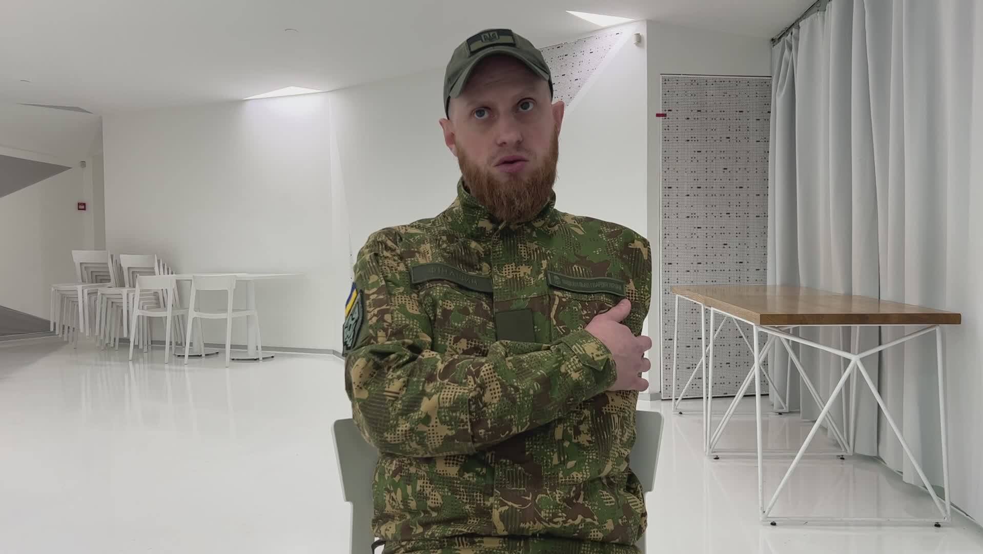 Scharfschütze Dmytro Finashyn (28) verlor im Krieg seinen Arm Blick