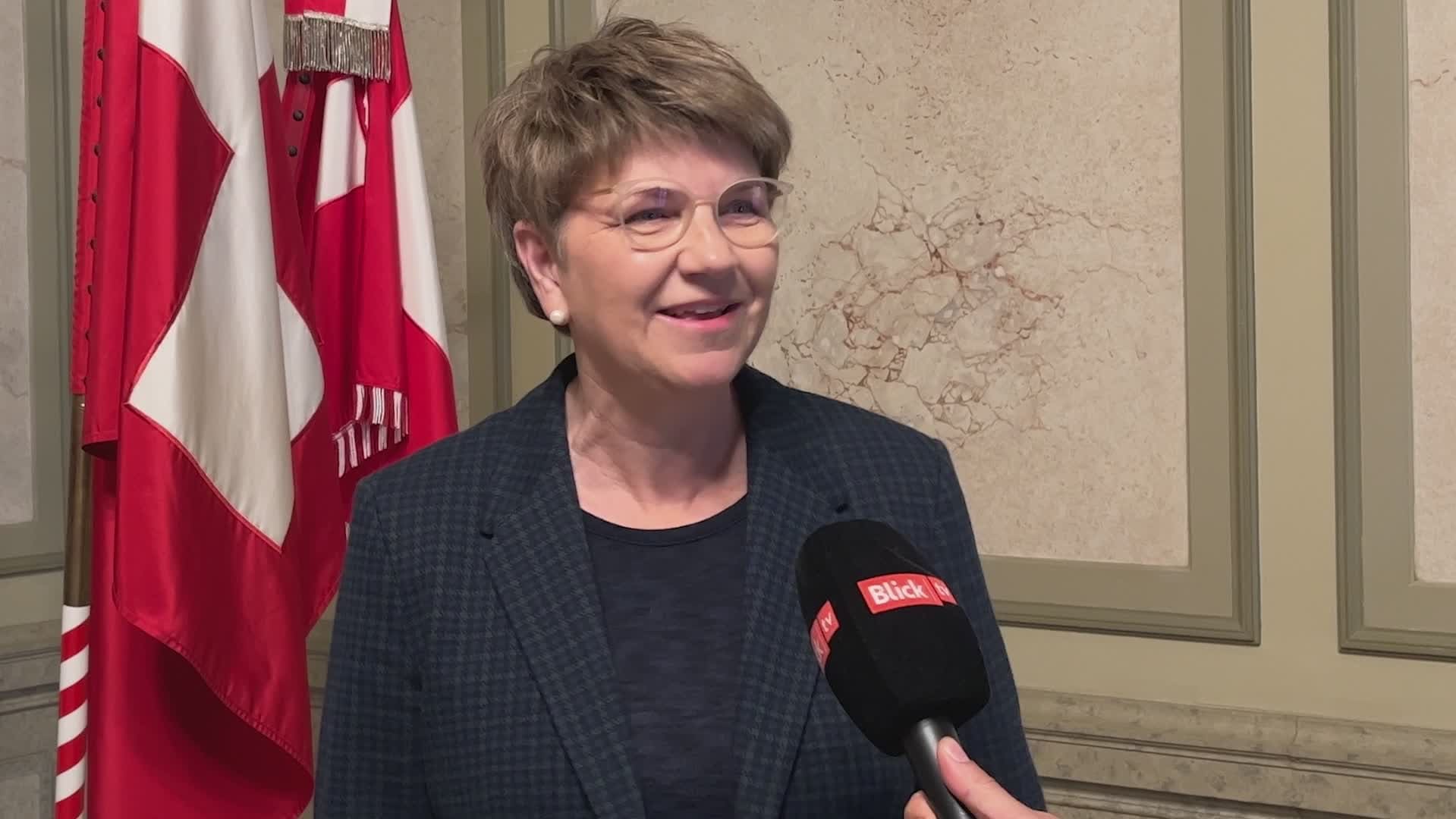 Viola Amherd freut sich auf die FrauenFussballEM 2025 in der Schweiz