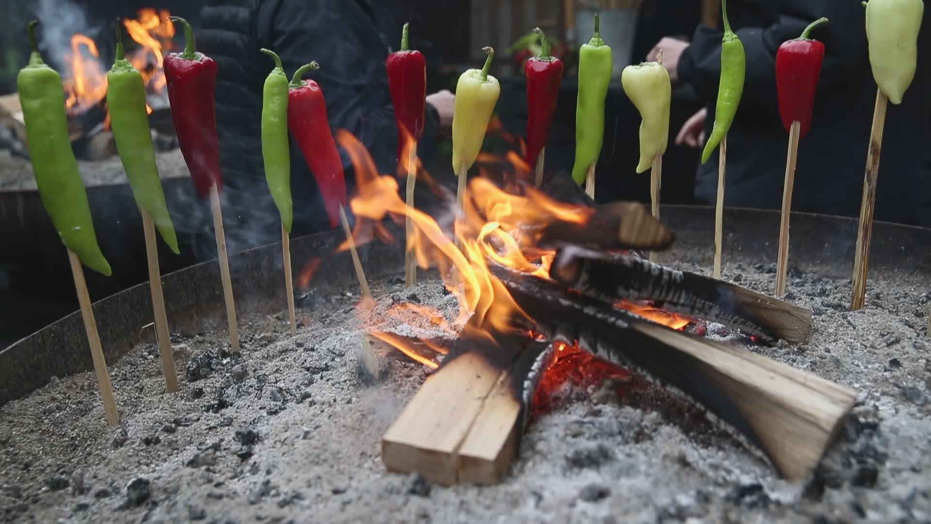Kochen ber Dem Offenen Feuer Die Archaische K che Liegt Im Trend Blick kochen-ber-dem-offenen-feuer-die-archaische-k-che-liegt-im-trend-blick