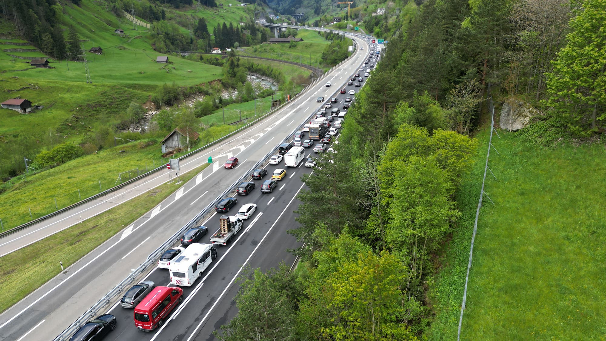 Gotthard Tunnel Mehrere Kilometer Stau Nach Sperrung Wegen Pannenfahrzeug gotthard-tunnel-mehrere-kilometer-stau-nach-sperrung-wegen-pannenfahrzeug