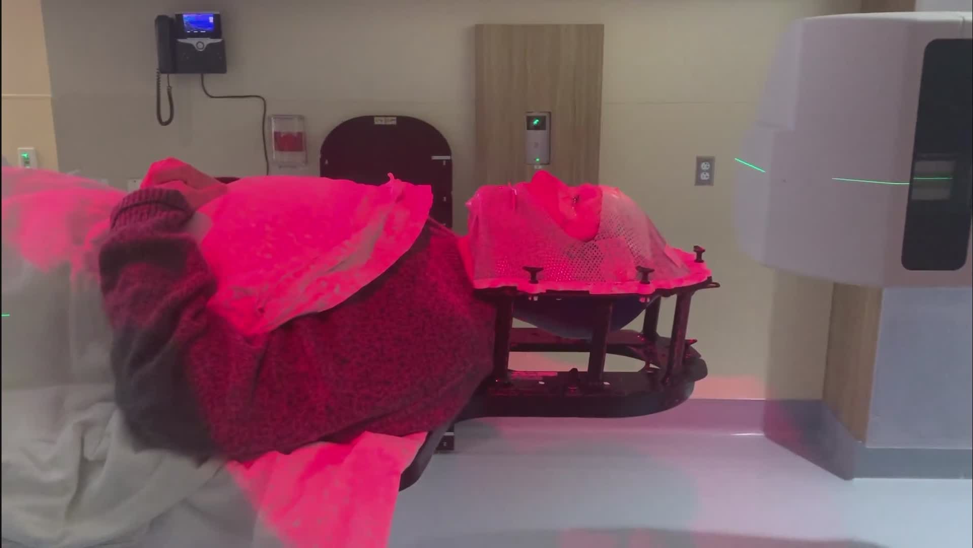 Postet Metastasen im Gehirn: Shannen Doherty postet Video von Scan - Blick