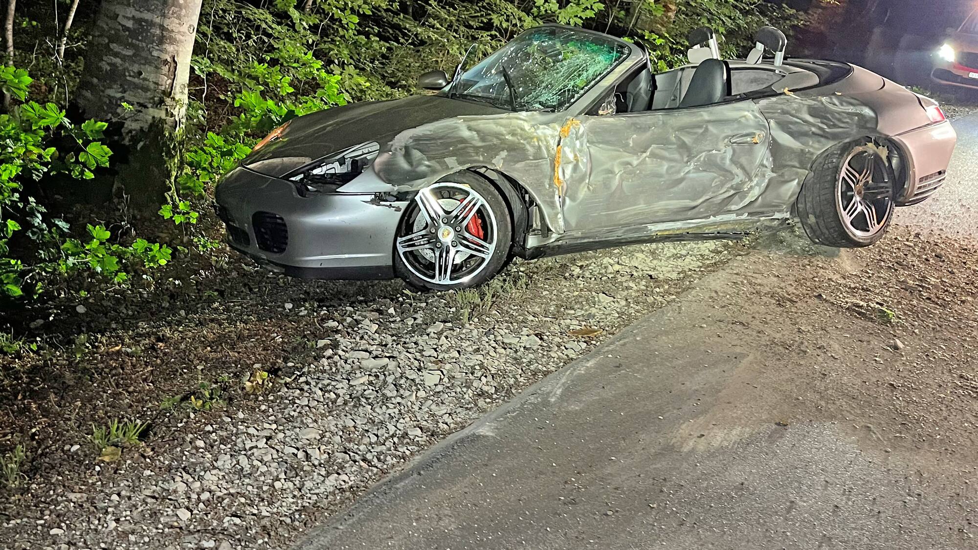 Berlingen TG Betrunkener Porschefahrer Knallt Gegen Baum Blick berlingen-tg-betrunkener-porschefahrer-knallt-gegen-baum-blick