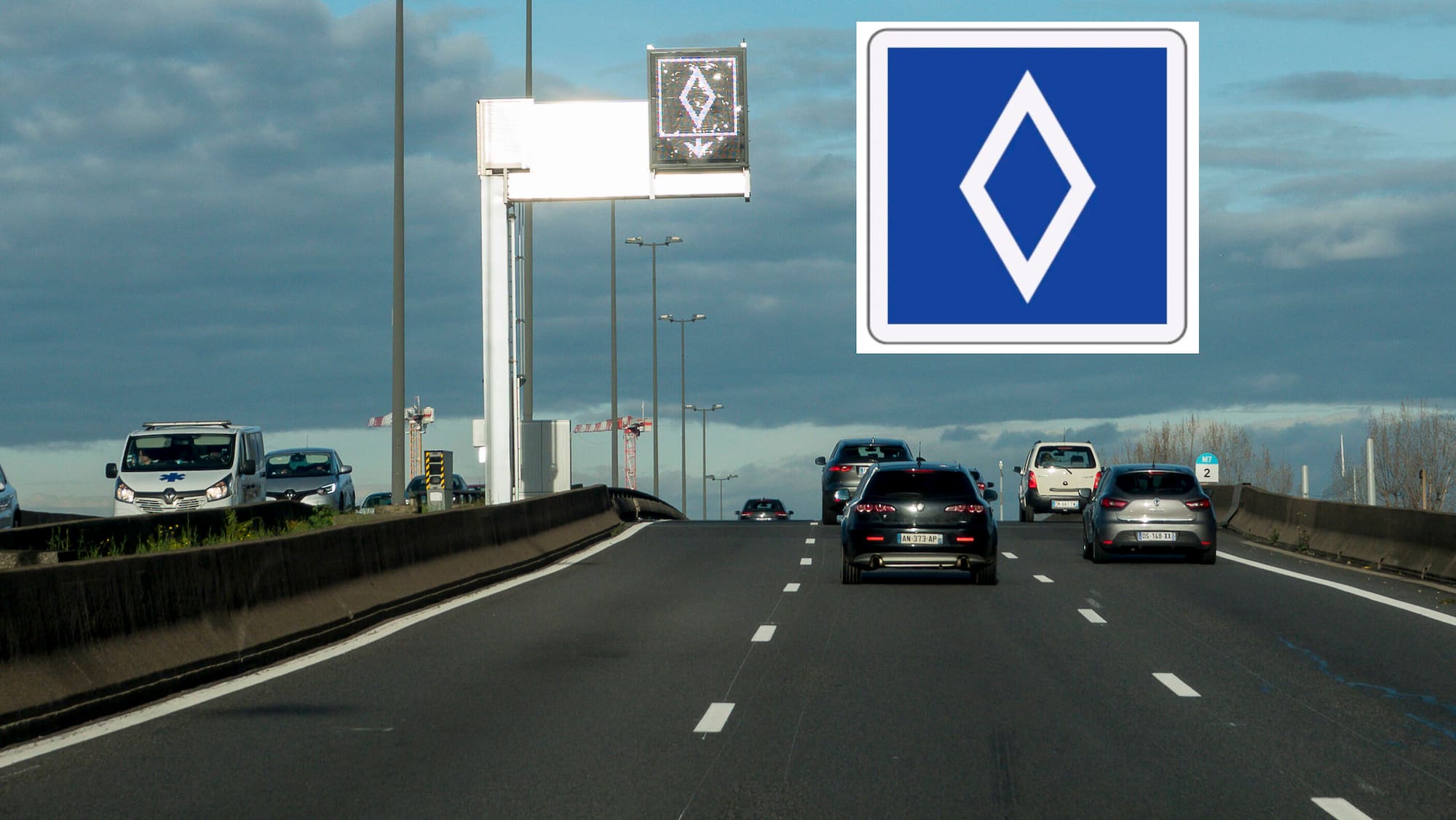 Weisse Raute, blauer Grund Neues Verkehrsschild an Frankreichs Autobahnen Weisse Raute, blauer Grund Neues Verkehrsschild an Frankreichs Autobahnen