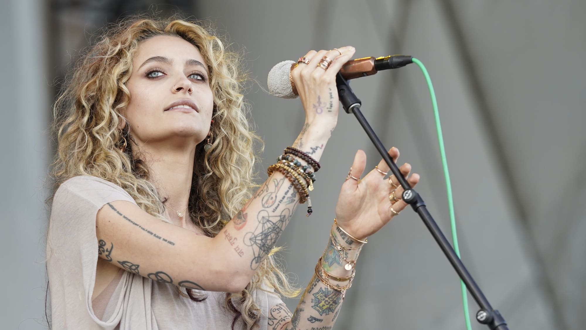 Paris Jackson So würdigt sie den 65. Geburtstag ihres Vaters Blick