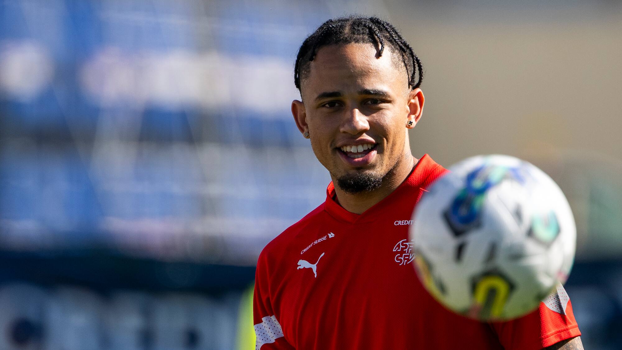 Fussball Okafor redet über den Konkurrenzkampf bei Milan und den Torfluch