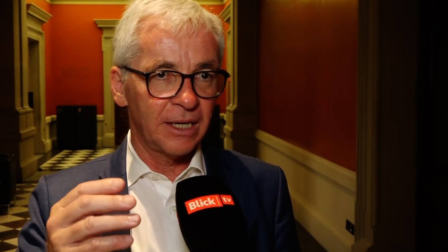 Politiker in Bern äussern sich zum PrämienHammer Blick