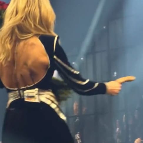 Hier schwenkt Helene Fischer einen Dildo Hier schwenkt Helene Fischer einen Dildo