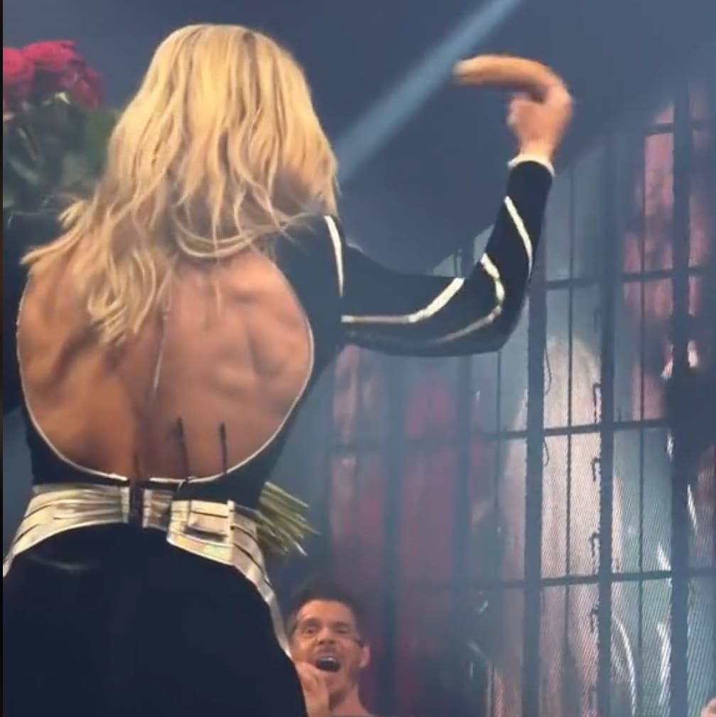 Hier schwenkt Helene Fischer einen Dildo Hier schwenkt Helene Fischer einen Dildo