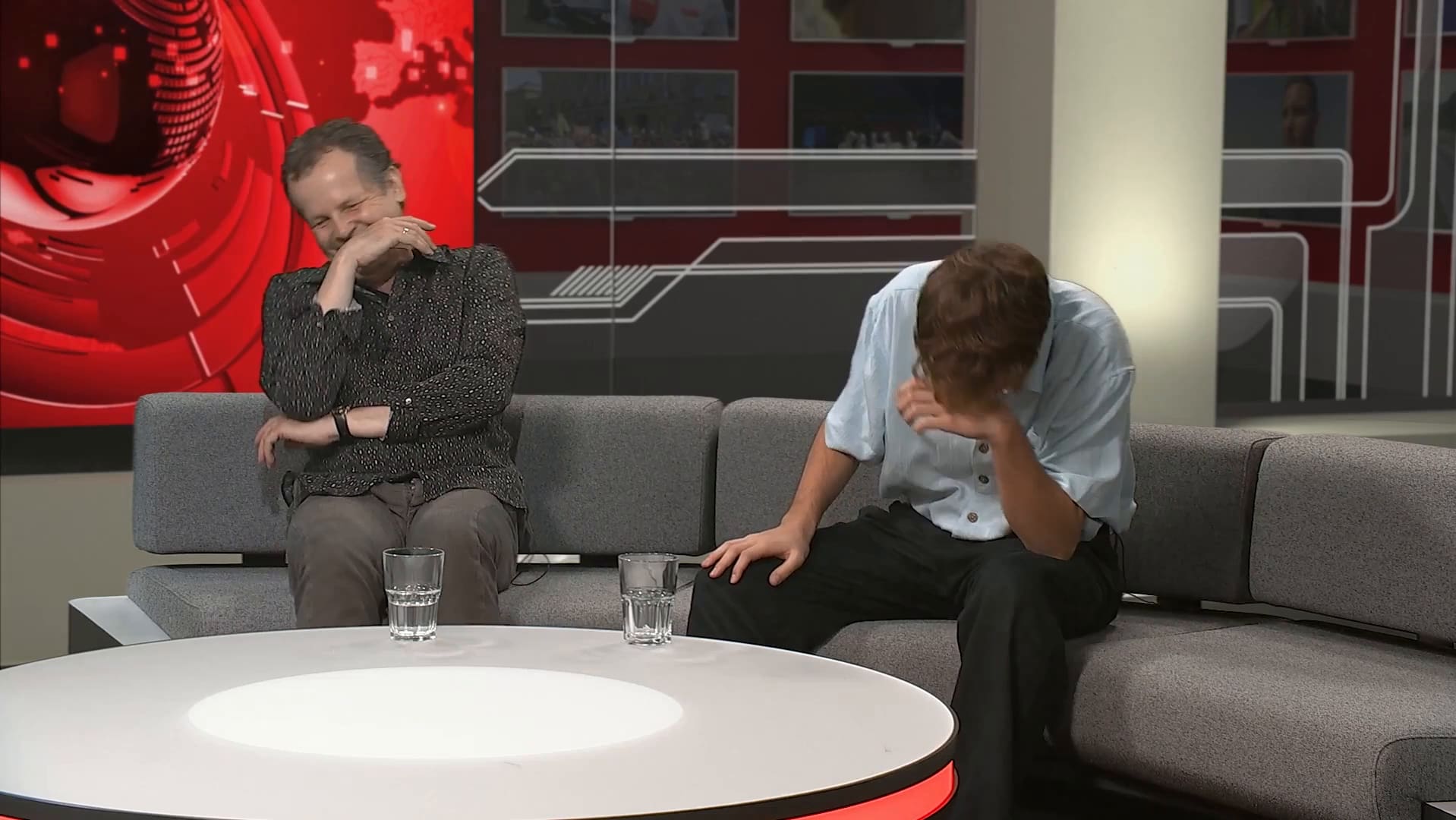 Daniel Arnet Und Tim Von Felten Schauen Sich Loriot Sketches An Blick daniel-arnet-und-tim-von-felten-schauen-sich-loriot-sketches-an-blick