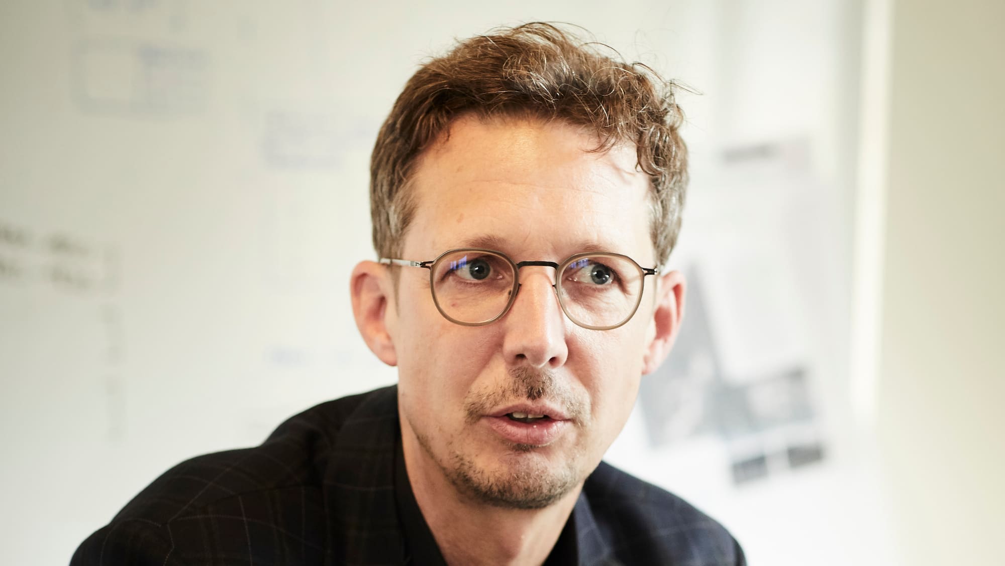 Michael Hermann die Ergebnisse der Umfrage zum NahostKrieg ein