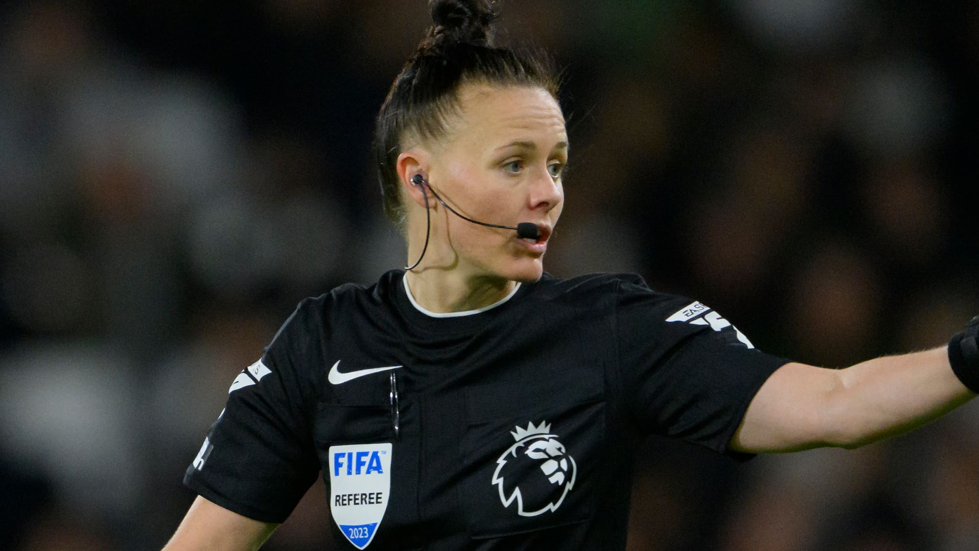 Rebecca Welch überzeugt Lob für erste PremierLeagueSchiedsrichterin