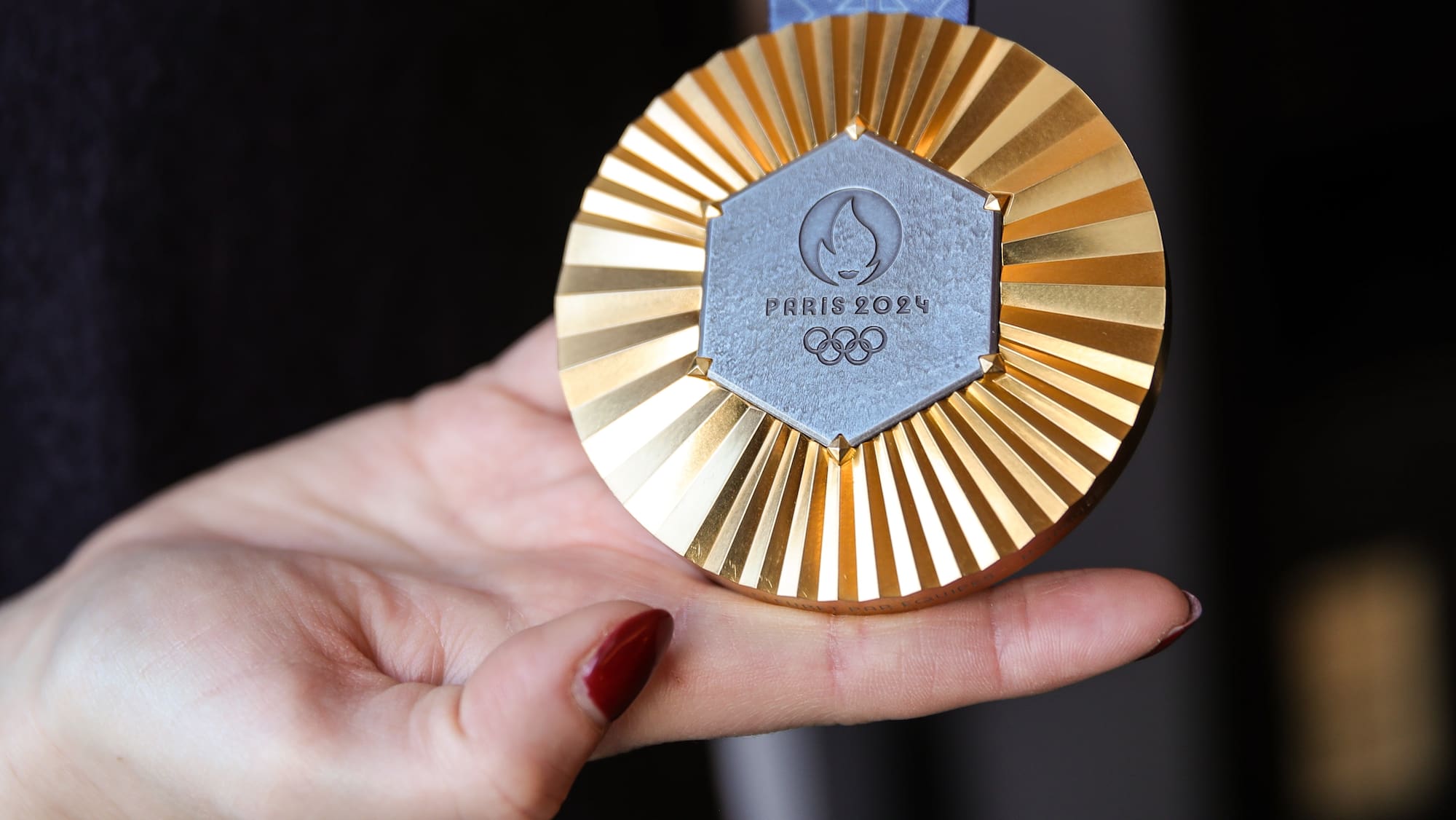 OlympiaMedaillen in Paris enthalten Stück des Eiffelturms Blick