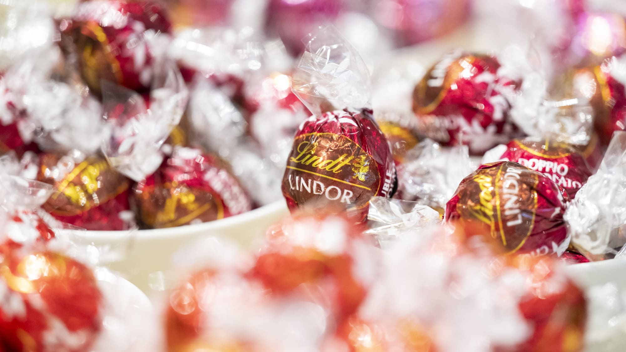 So Werden Die Ber hmten Lindor Kugeln Hergestellt Blick so-werden-die-ber-hmten-lindor-kugeln-hergestellt-blick