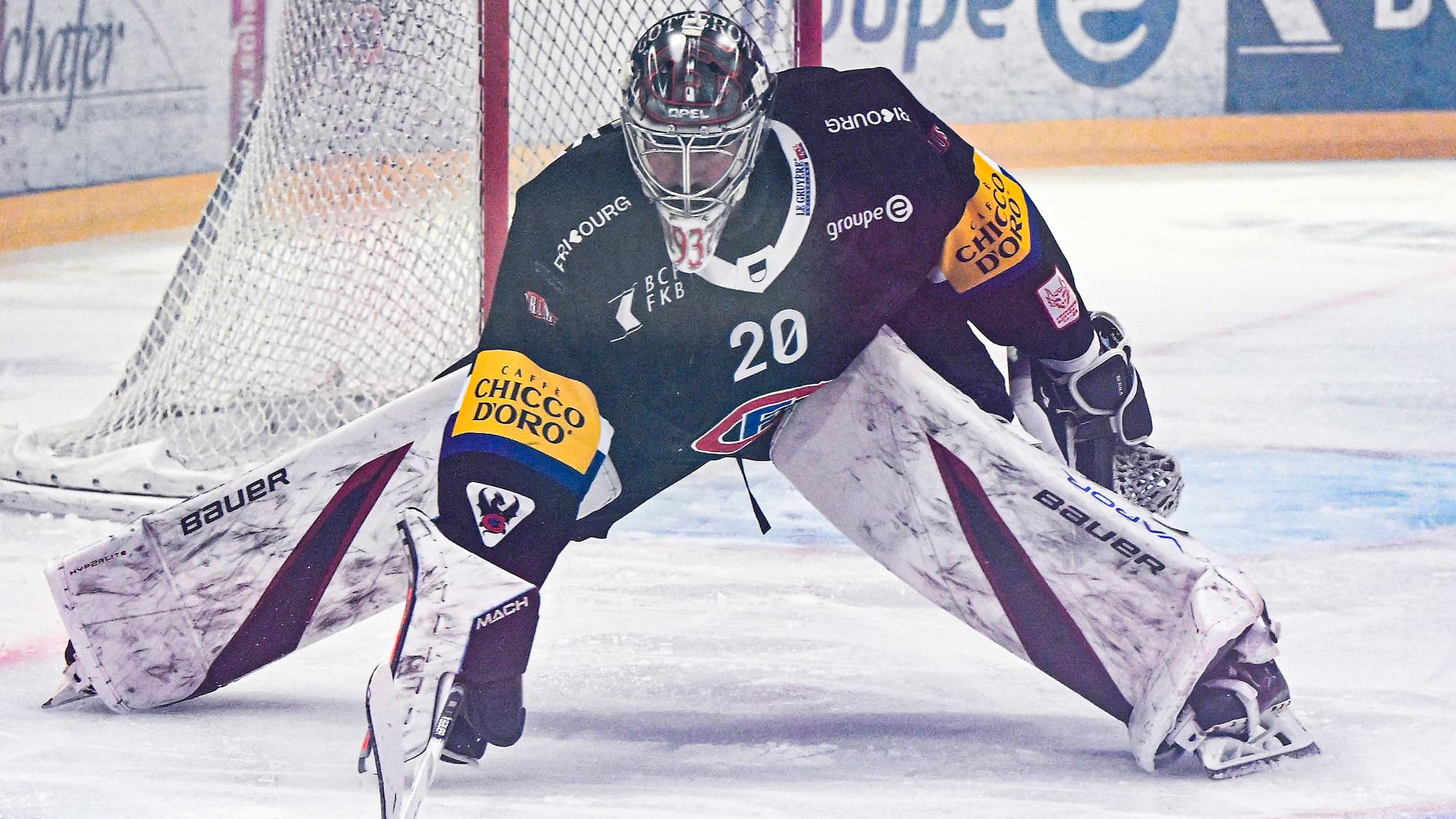 Wild swinging and pucks disappearing: Showtime with Friborg goalkeeper Reto Berra Wild swinging and pucks disappearing: Showtime with Friborg goalkeeper Reto Berra