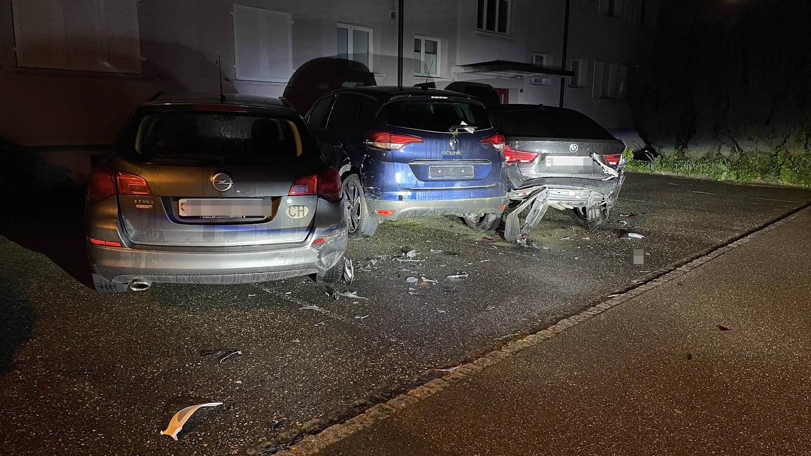 Schulhaus in Oftringen: Dieb prallt in parkierte Autos und flüchtet - Blick
