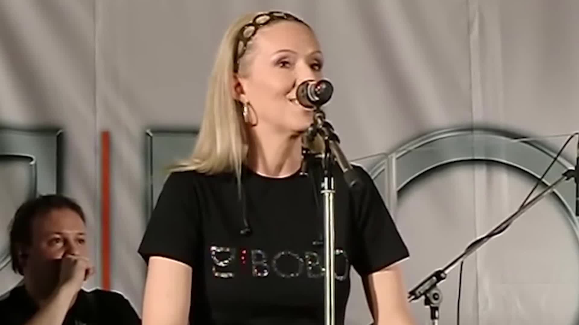 Nancy gesteht, dass sie besser Playback singt Blick