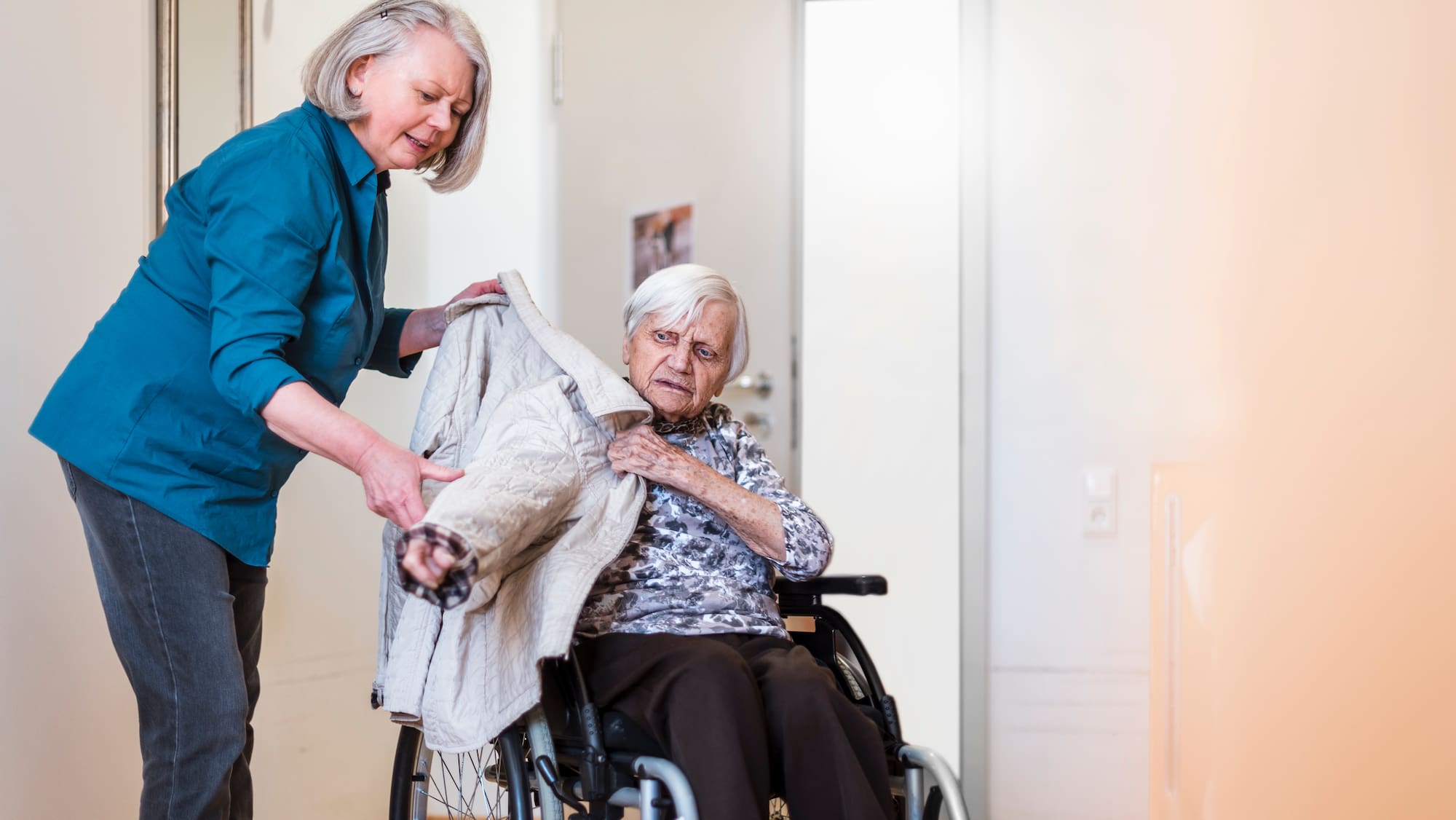 Selbstbestimmung im Alter erhalten: 4 wertvolle Tipps für respektvolle Unterstützung