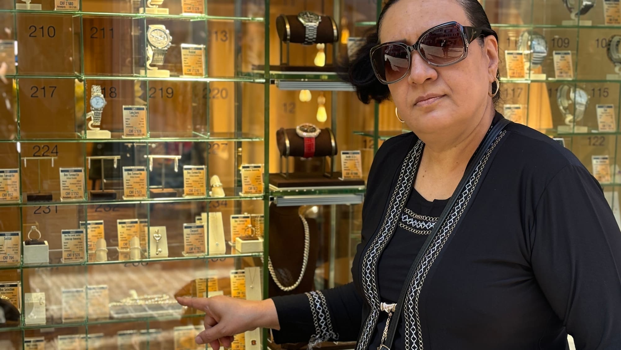 Maryam A. (56) soll 10'000 Franken bezahlen nur fürs Anprobieren! Blick