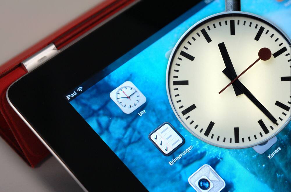 Frappante Ähnlichkeit: Links die neue Uhr auf dem iPad - und rechts die echte Bahnhofsuhr der SBB.