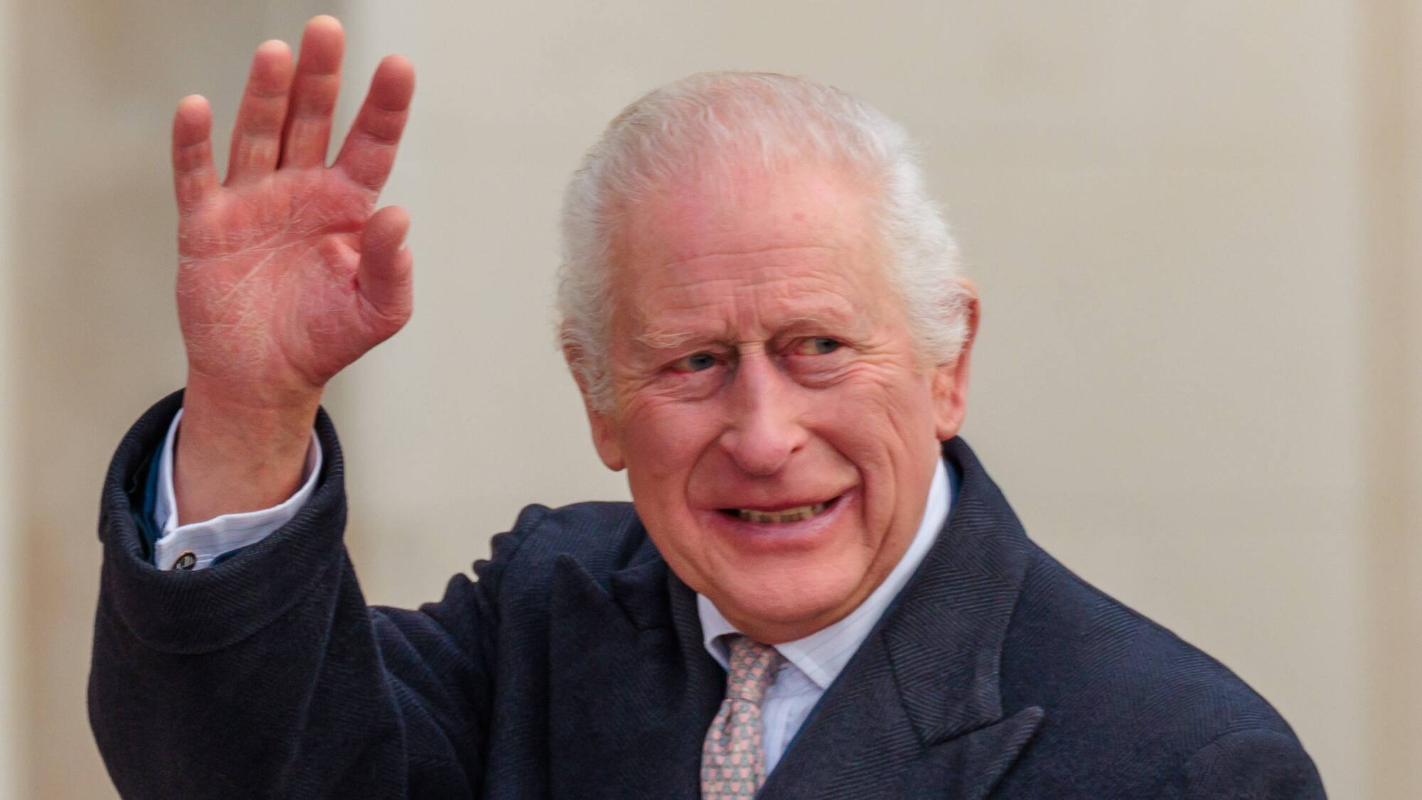 König Charles III. macht Witze über seine Gesundheit bei London-Auftritt