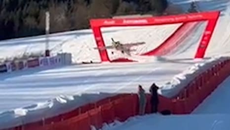 Sensationelle Flugshow bei Home Sport Ski Kitzbühel: Red Bull-Flugzeug überfliegt Zielhang