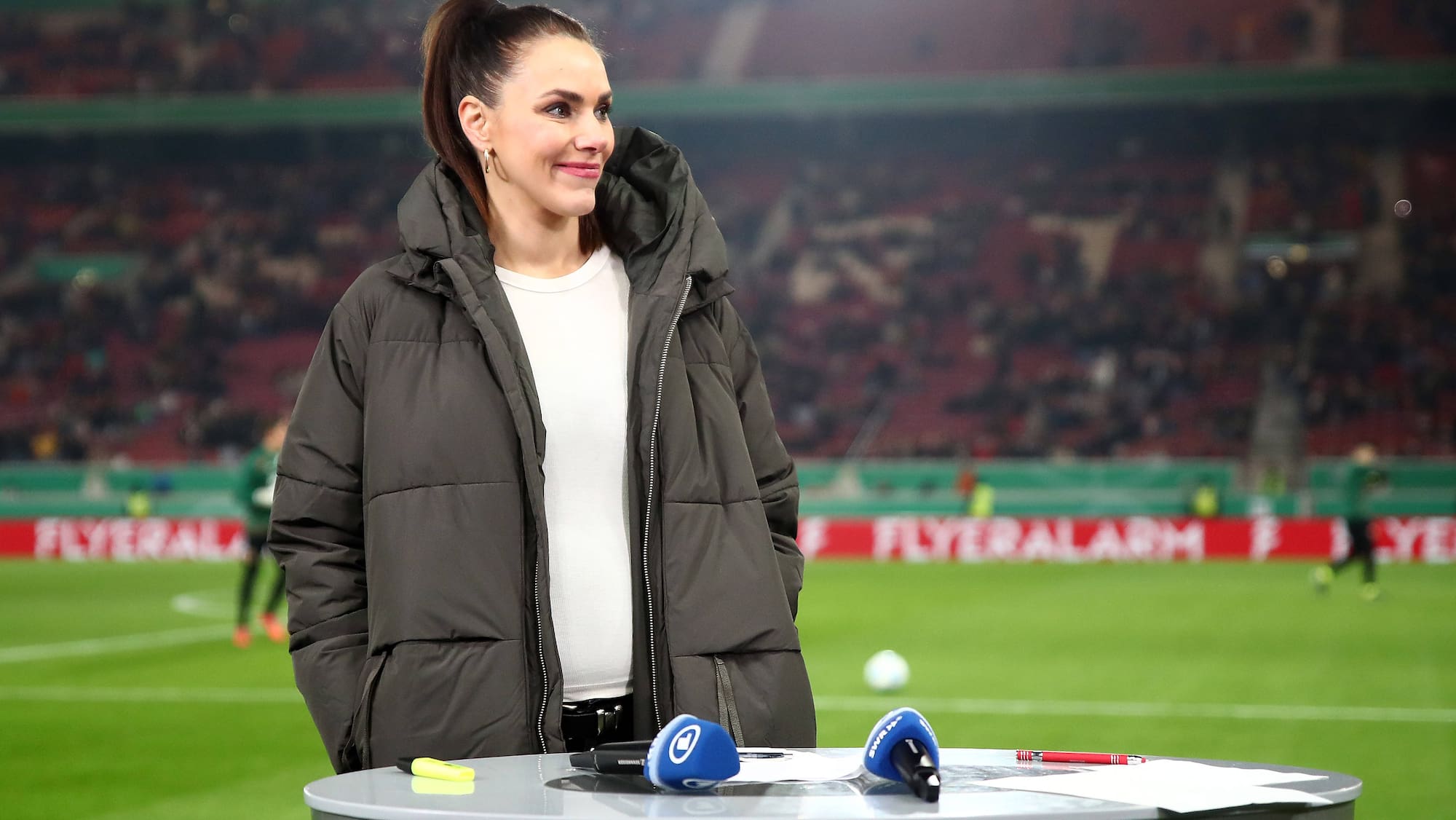 TV Star Esther Sedlaczek Erwartet Ihr Drittes Kind Blick tv-star-esther-sedlaczek-erwartet-ihr-drittes-kind-blick