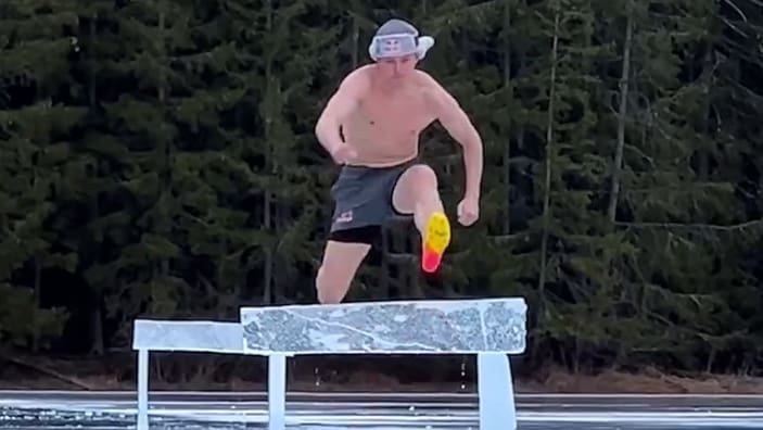 Karsten Warholm: Weltrekordhalter sprintet über gefrorenen See im norwegischen Winter
