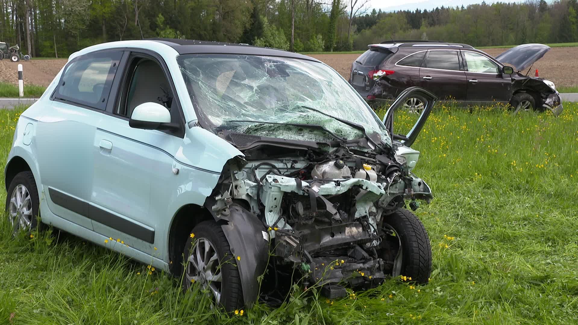 Autofahrerin Nach Unfall In Leimbach TG Im Auto Eingeklemmt Blick autofahrerin-nach-unfall-in-leimbach-tg-im-auto-eingeklemmt-blick