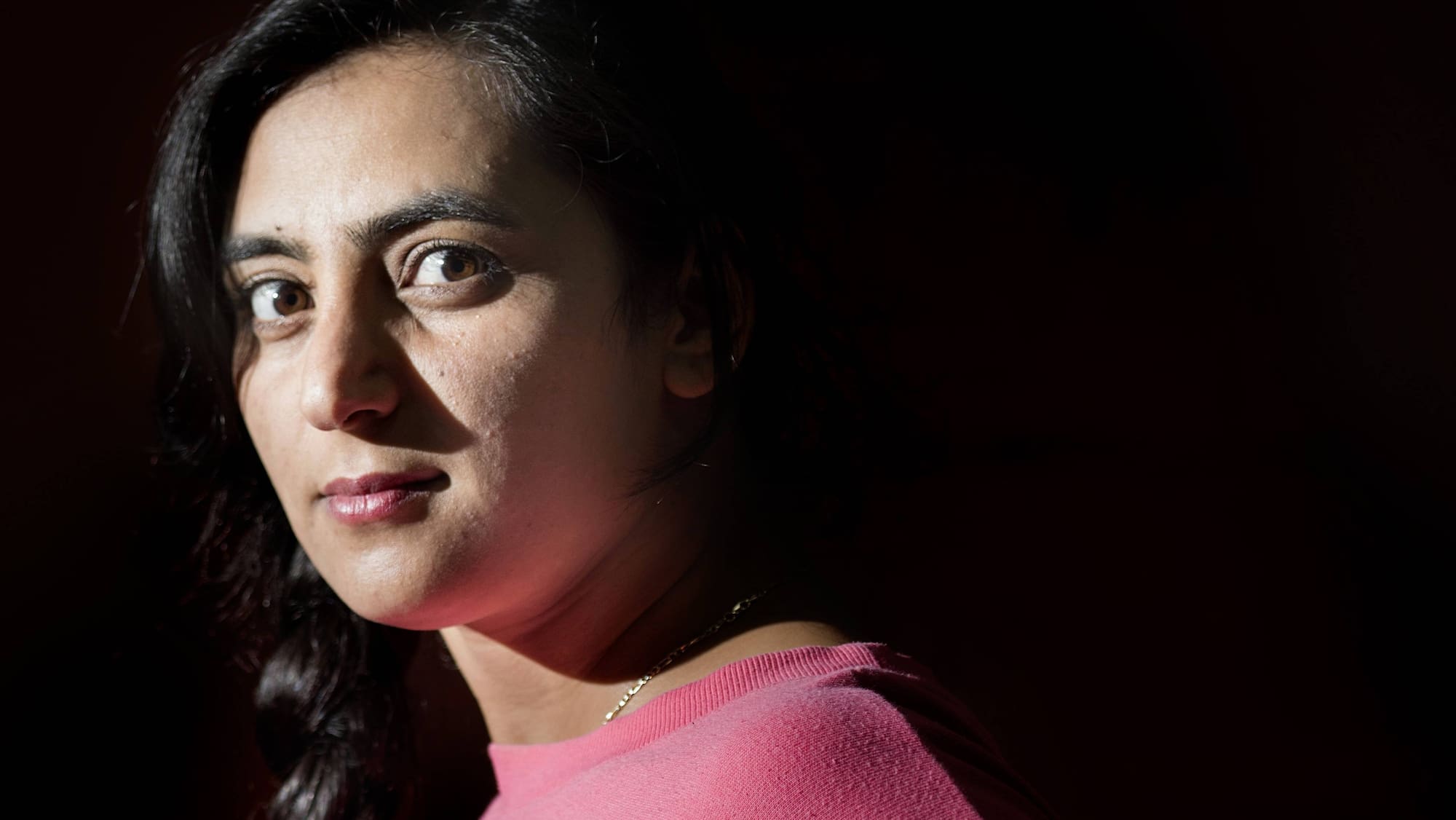 Afghanische Fußballpionierin Khalida Popal überlebt Mordanschlag: Ihr Kampf für Frauenfußball geht weiter!