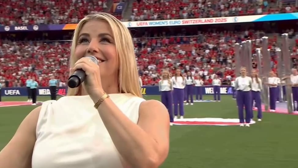 Bei Eröffnungsspiel: Beatrice Egli singt Schweizer Nationalhymne