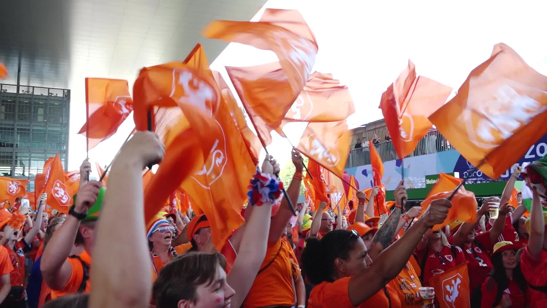 Oranje-Fieber trifft auf walisische Begeisterung: So feierten niederländische und walisische Fans in Luzern die Frauen-EM!