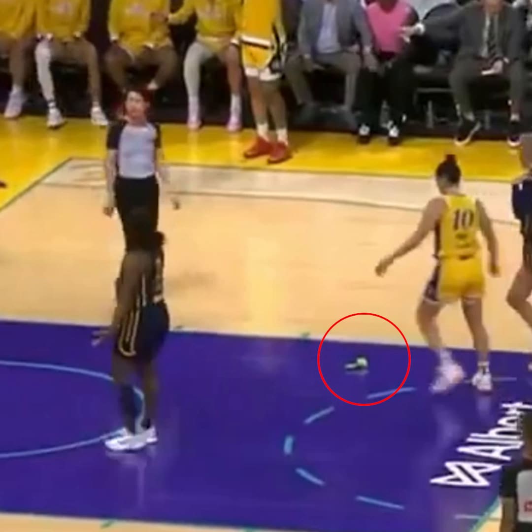 Schon wieder fliegt ein Dildo whrend WNBA-Spiel Schon wieder fliegt ein Dildo whrend WNBA-Spiel