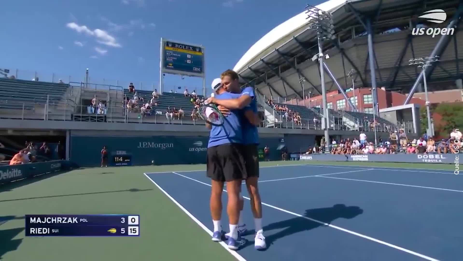 Eric Riedi US Open: Hier geht Riedi zu Majchrzak und umarmt ihn - Blick