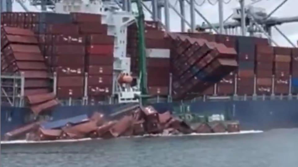 Über 60 Container fallen von Containerschiff in den USA ins Meer - Blick