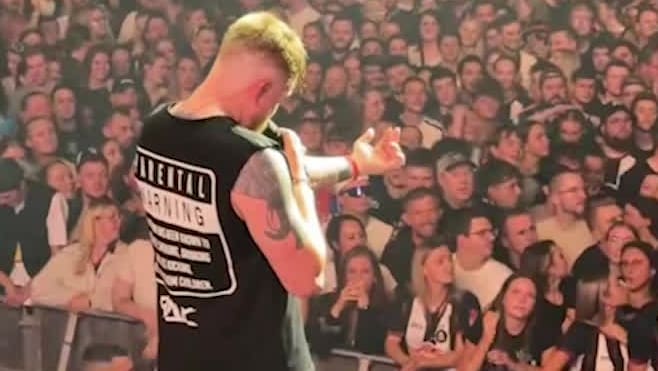 Rapper Finch schmeisst übergriffigen Fan raus - Blick