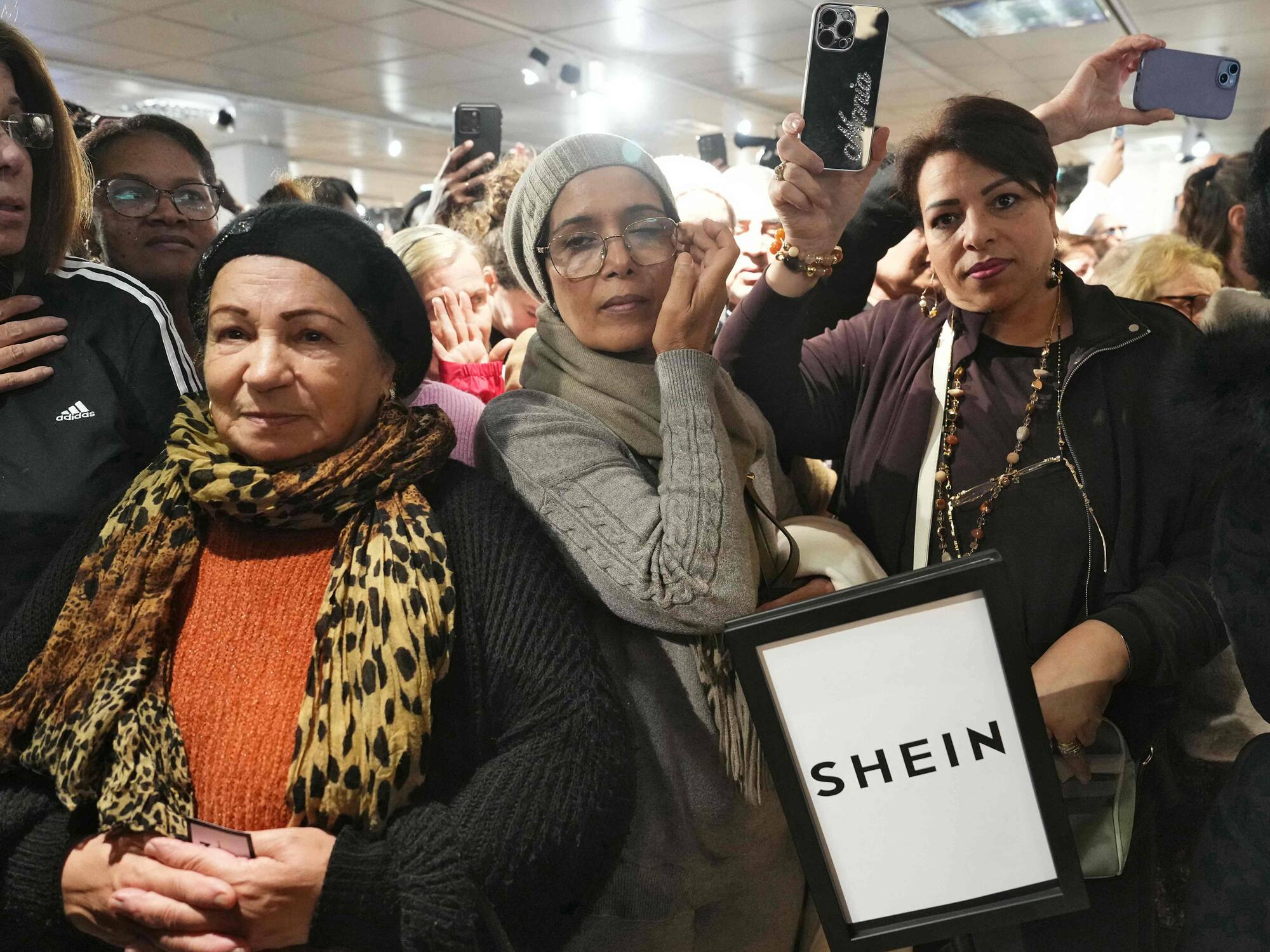 Trotz Sexpuppen-Skandal: Ansturm auf ersten Shein Laden in Paris - Blick Trotz Sexpuppen-Skandal: Ansturm auf ersten Shein Laden in Paris - Blick