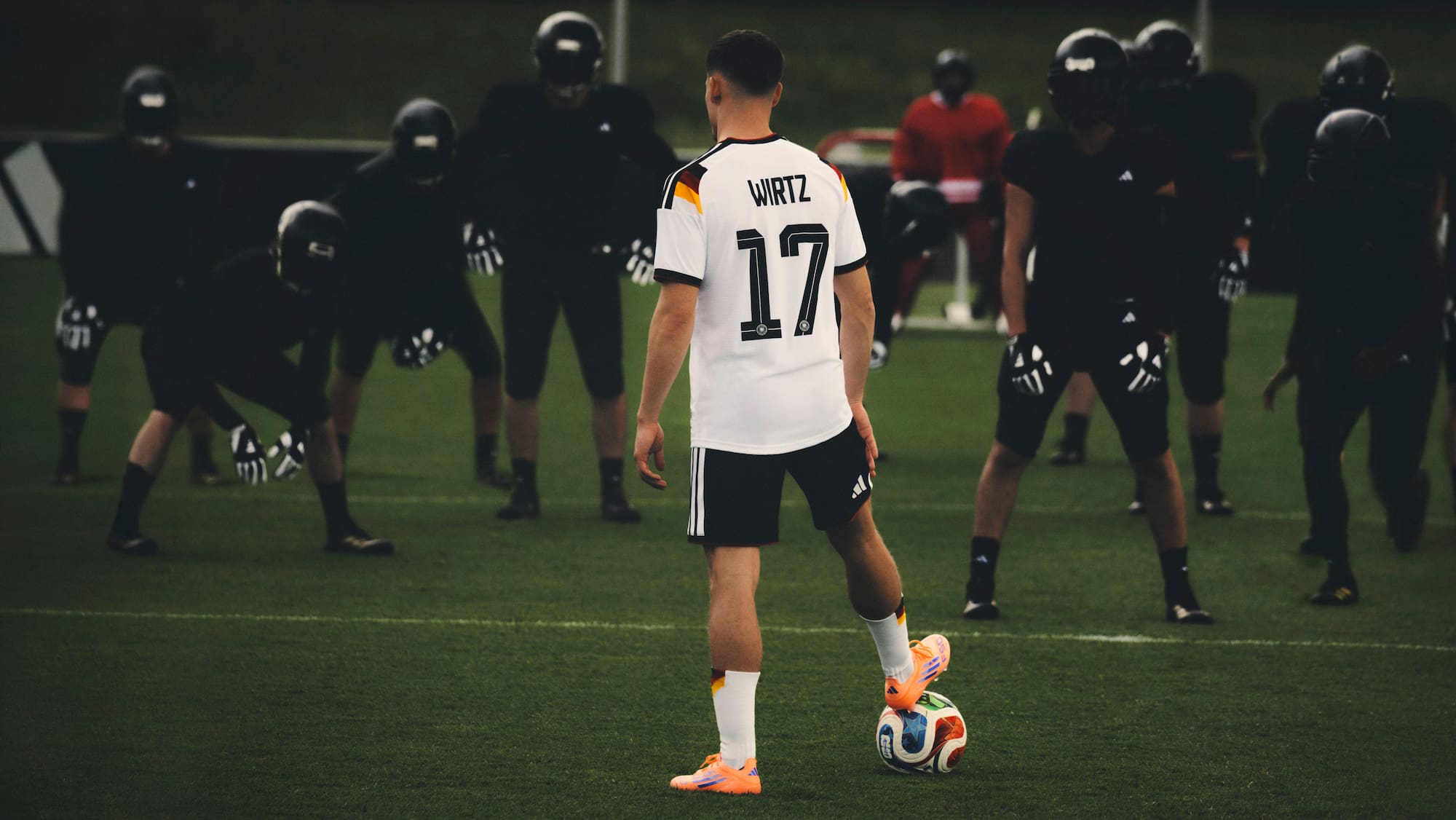Adidas-Werbung WM 2026: DFB-Star Wirtz spielt gegen Football-Team - Blick