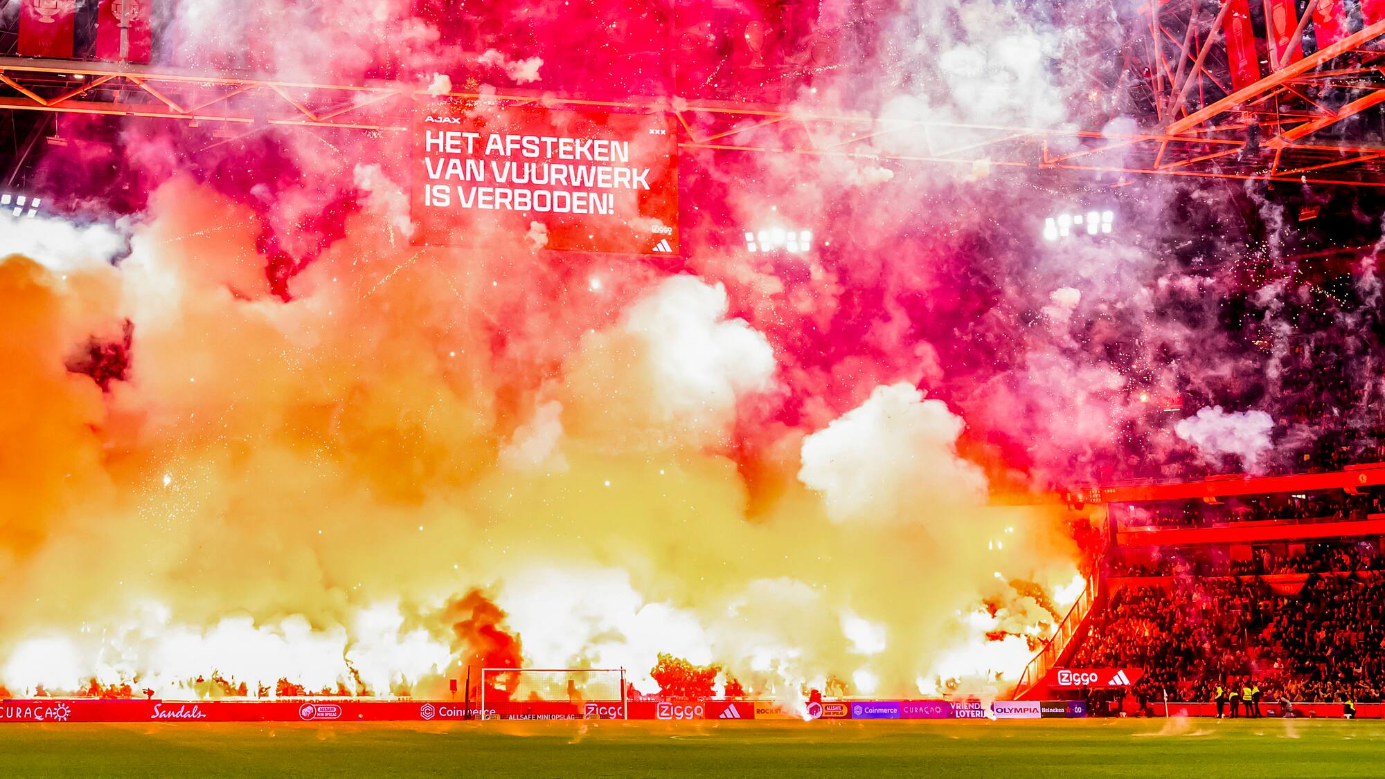 Pyro-Show bei Ajax-Spiel gerät ausser Kontrolle – Spielabbruch - Blick