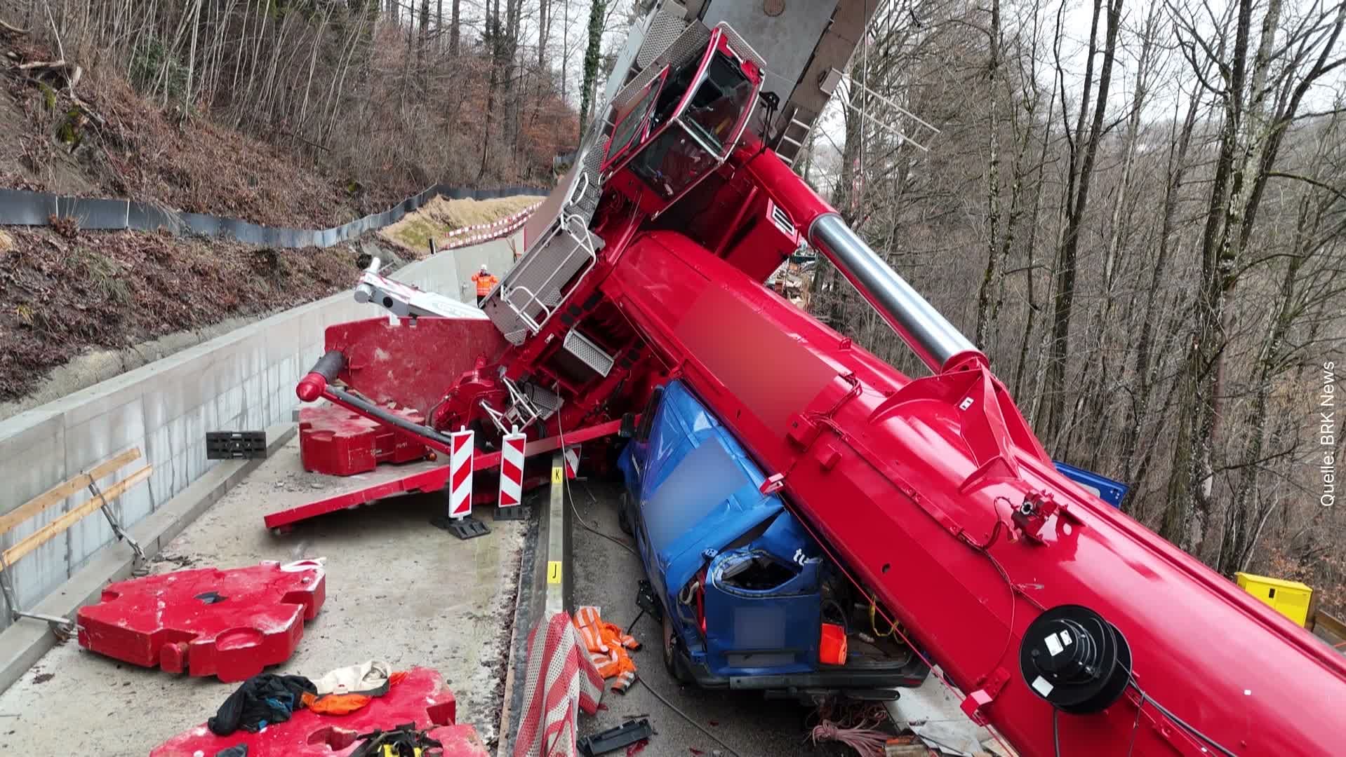 Stallikon ZH Schwerer Unfall Mit Pneukran Auf Baustelle Blick stallikon-zh-schwerer-unfall-mit-pneukran-auf-baustelle-blick