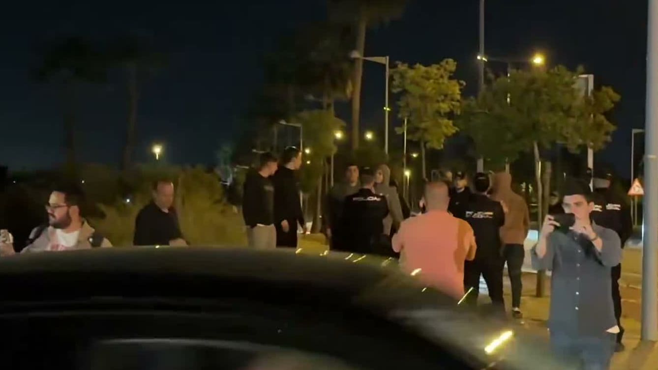 Fans protestieren gegen Sevilla Spieler