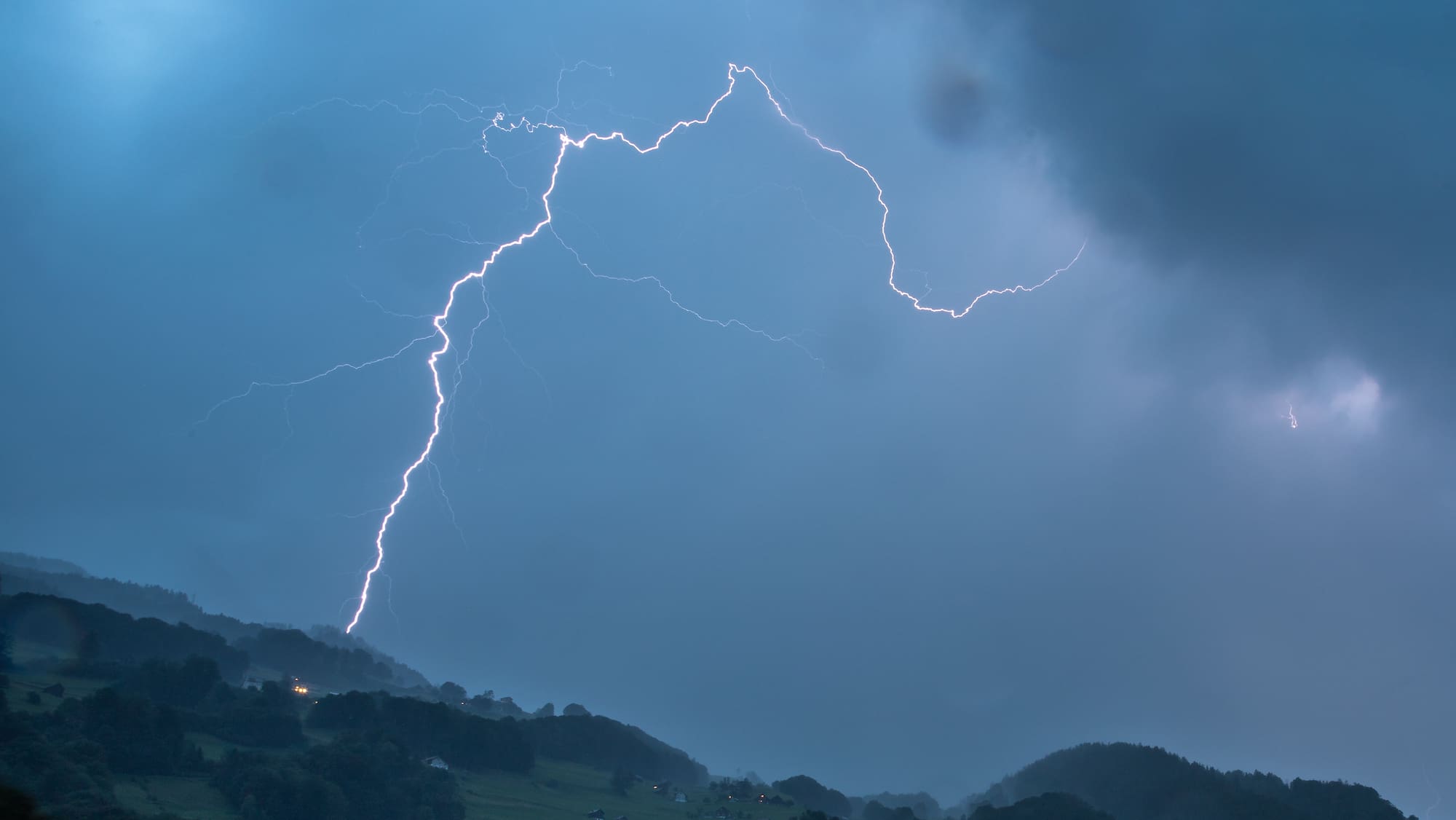 Schlechtwetterfront erreicht Schweiz: Gewitter und bis zu 14 Grad am Mittwoch erwartet