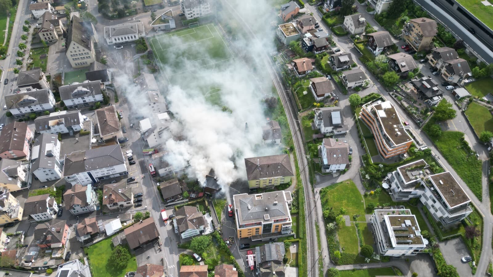 Wohnhausbrand in Hergiswil: Bewohnerin rettet sich unverletzt, Feuerwehren aus vier Gemeinden im Grossaufgebot — image 1