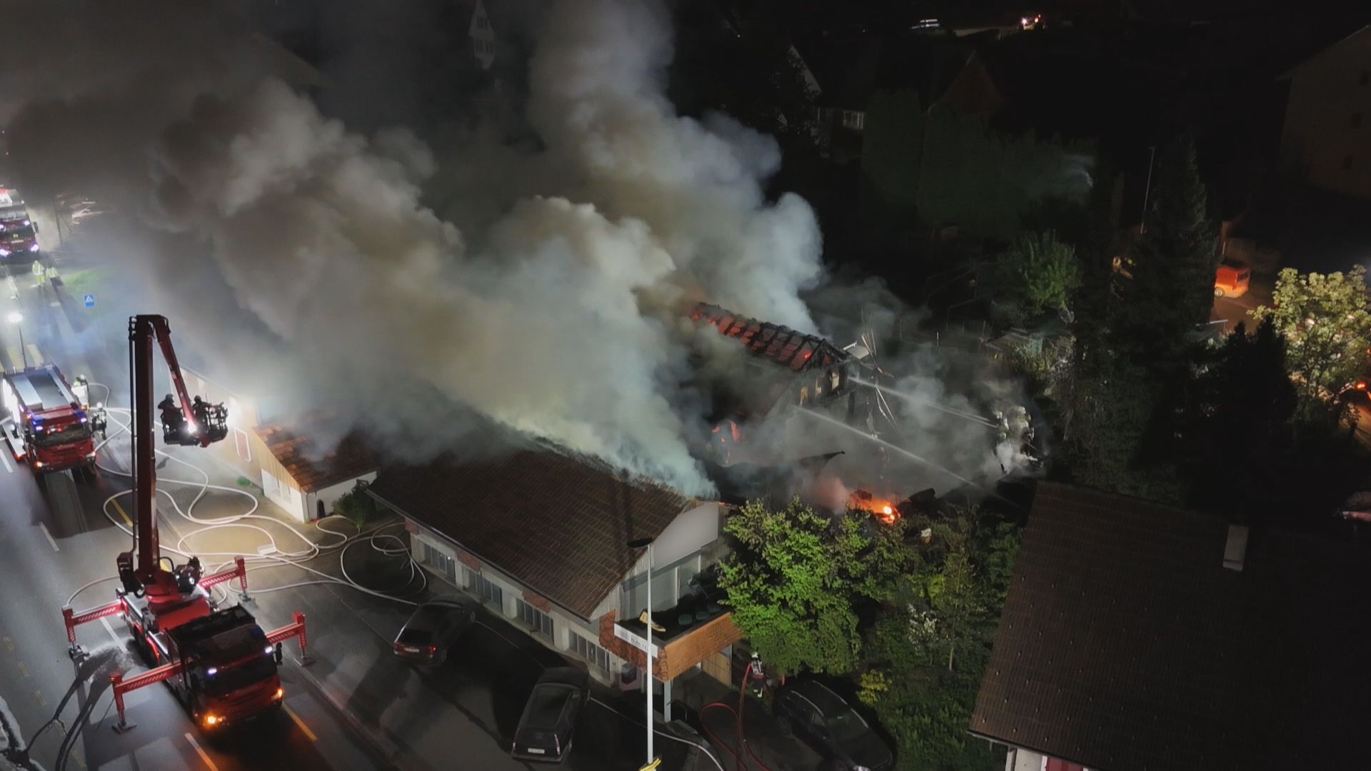 Grossbrand in Riedt bei Erlen: Feuerwehr kämpft gegen Flammen und Gasgefahr