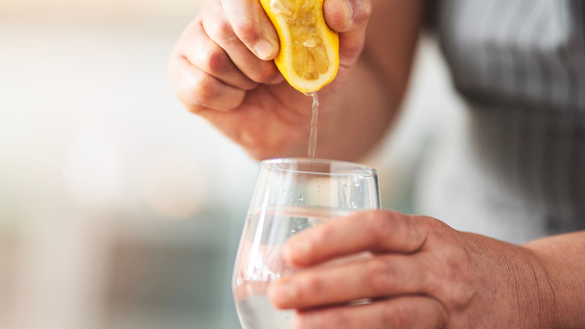 Experte Testet: Zitronenwasser – Wunderwaffe oder Mythos?