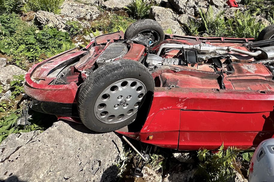 Auto stürzt 60 Meter Hang hinunter – zwei Senioren schwer verletzt