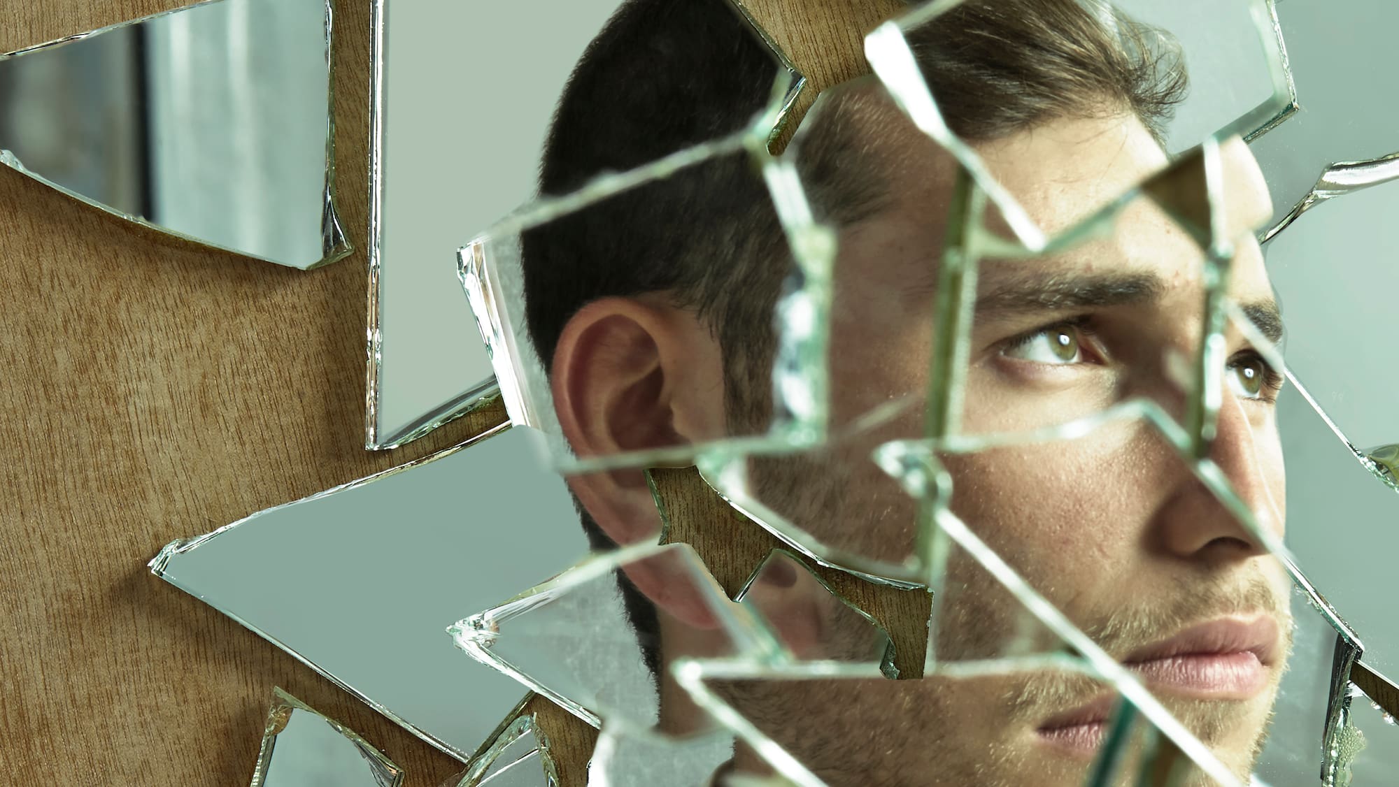 Die Fassade der Narzissten: Psychologische Hintergründe der Selbstinszenierung