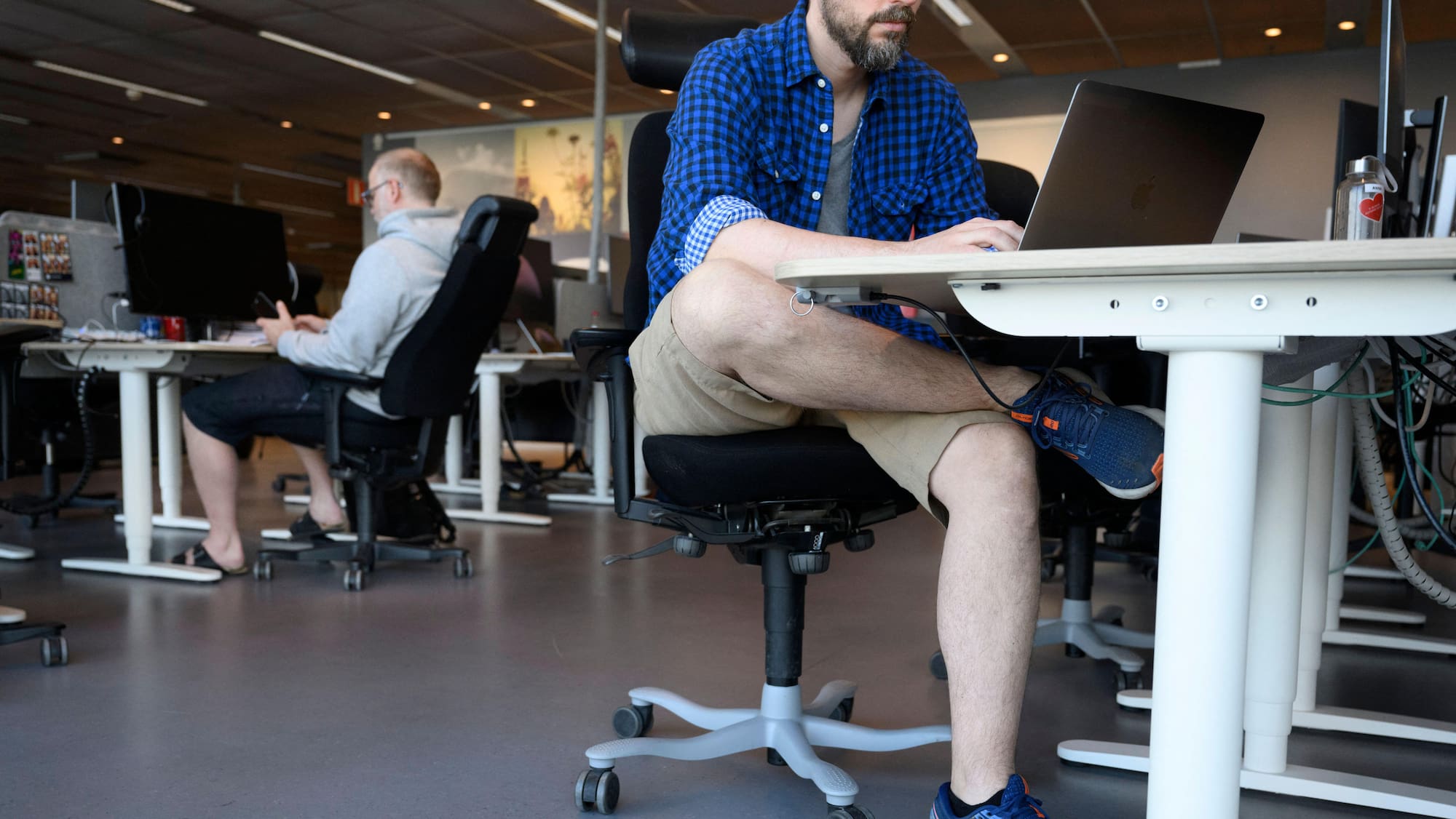 Swiss Re sorgt für Debatte um kurze Hosen im Büro