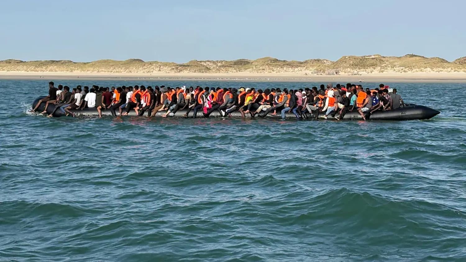 Photo: Blick Ärmelkanal: 230 Migranten mit Schlauchboot nach England